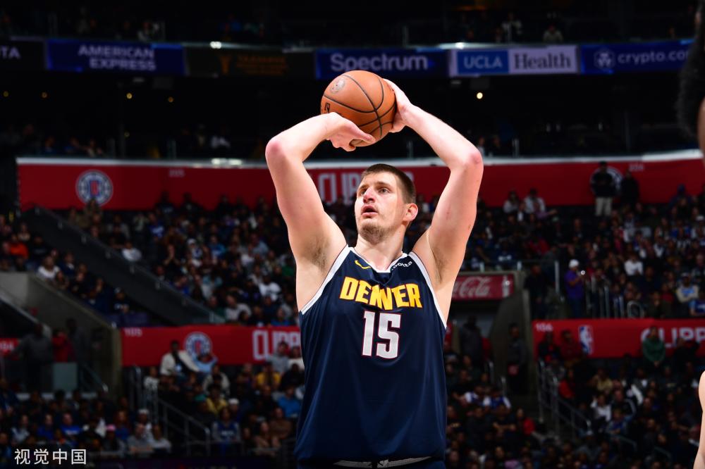 神情疲惫并 神情疲惫并