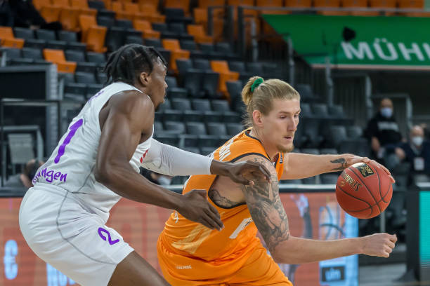 0岁的中场 0岁的中场